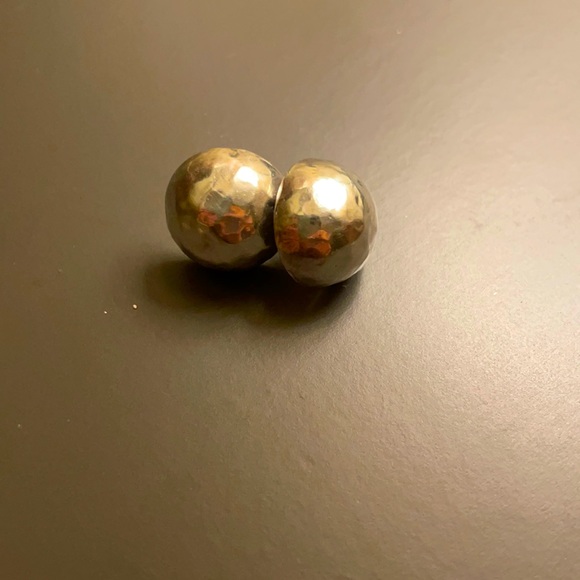 Hammered Silver Dome Earrings💎 - Picture 2 of 4